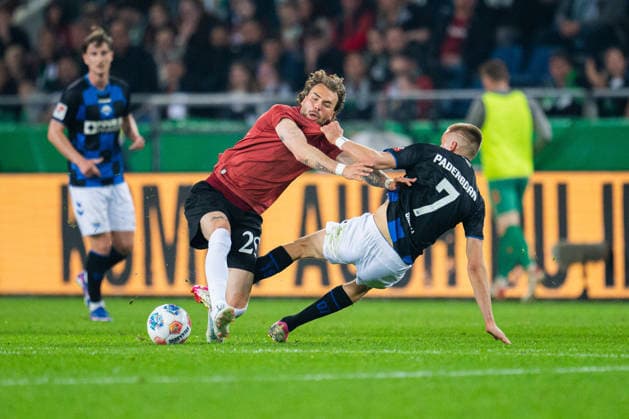 18.04.2026 - Fußball, 2025 2026, 2. Bundesliga, 30. Spieltag, Hannover 96 - SC Paderborn 07: (L-R) Kolja Oudenne (Hannover), Filip Bilbija (Paderborn) DFL REGULATIONS PROHIBIT ANY USE OF PHOTOGRAPHS AS IMAGE SEQUENCES AND OR QUASI-VIDEO.