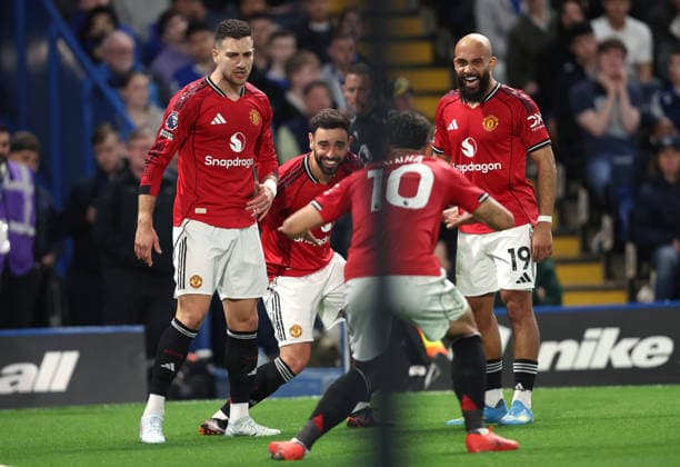 Chelsea v Man Utd 18 April 2026, London - Premier League Football - Chelsea v Manchester United, ManU - Matheus Cunha of Manchester United celebrates scoring the opening goal with Diogo Dalot, Bruno Fernandes and Bryan Mbeumo - Photo: Charlotte Wilson Offside. London UK Copyright: xCharlottexWilsonx xOffsidexOffside