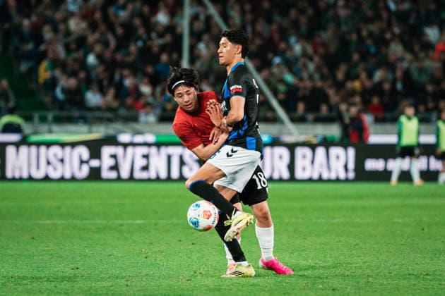2. Bundesliga: Hannover 96 vs. SC Paderborn, 18.04.2026 Daisuke Yokota (Hannover 96, 18) gegen Santiago Castaneda (SC Paderborn 07, 5), Zweikampf; Fußball, 2. Bundesliga, 30. Spieltag: Hannover 96 vs. SC Paderborn am 18.04.2026 in der Heinz von Heiden Arena, Hannover DFL REGULATIONS PROHIBIT ANY USE OF PHOTOGRAPHS AS IMAGE SEQUENCES AND OR QUASI-VIDEO.