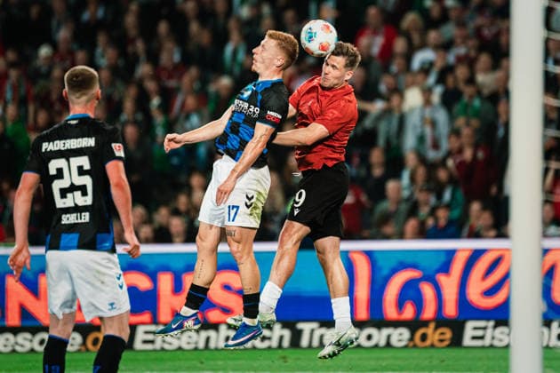 2. Bundesliga: Hannover 96 vs. SC Paderborn, 18.04.2026 Laurin Curda (SC Paderborn 07, 17) gegen Paul Benjamin Sven-Eber Källman (Hannover 96, 9), Kopfballduell, Zweikampf; Fußball, 2. Bundesliga, 30. Spieltag: Hannover 96 vs. SC Paderborn am 18.04.2026 in der Heinz von Heiden Arena, Hannover DFL REGULATIONS PROHIBIT ANY USE OF PHOTOGRAPHS AS IMAGE SEQUENCES AND OR QUASI-VIDEO.