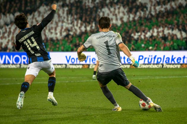 Deutschland: Fussball 2.Bundesliga 2025 2026, 30. Spieltag - Hannover 96 vs SC Paderborn 07 - Heinz von Heiden Arena Stadion (Hannover): Nahuel Noll (Hannover 96, 1) Mika Baur (SC Paderborn 07, 14) Hannover