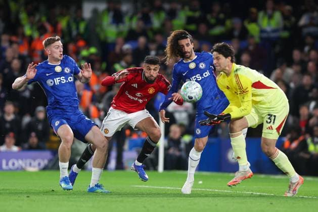Senne Lammens of Manchester United, ManU catches the ball whilst under pressure from Liam Delap and Marc Cucurella of Chelsea Chelsea v Manchester United, Football, Premier League, Stamford Bridge, London, UK - 18 04 2026 EDITORIAL USE ONLY No use with unauthorised audio, video, data, fixture lists, club league logos or live services. Online in-match use limited to 120 images, no video emulation. No use in betting, games or single club league player publications. Copyright: xAnthonyxHanc Shutterstockx 16835348bc
