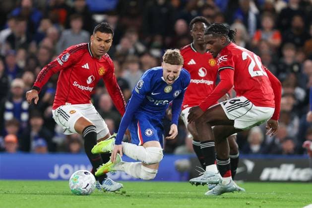 Cole Palmer of Chelsea is fouled by Ayden Heaven of Manchester United, ManU outside the box Chelsea v Manchester United, Football, Premier League, Stamford Bridge, London, UK - 18 04 2026 EDITORIAL USE ONLY No use with unauthorised audio, video, data, fixture lists, club league logos or live services. Online in-match use limited to 120 images, no video emulation. No use in betting, games or single club league player publications.  Copyright: xAnthonyxHanc Shutterstockx 16835348bf