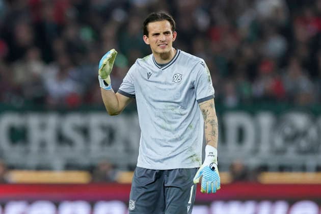 Torhueter Nahuel Noll (Hannover 96) schaut enttaeuscht, 2. Bundesliga, Hannover 96 v SC Paderborn 07, Heinz von Heiden Arena am 18. April 2026 in Hannover, Deutschland. (Foto von Marco Steinbrenner DeFodi Images) Torhueter Nahuel Noll (Hannover 96) looks dejected, 2. Bundesliga, Hannover 96 v SC Paderborn 07, Heinz von Heiden Arena, April 18, 2026 in Hanover, Germany. (Photo by Marco Steinbrenner DeFodi Images) -