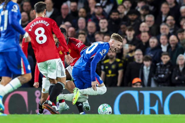 Chelsea v Manchester United, ManU Premier League Chelsea forward Cole Palmer (10) tackled during the Chelsea v Manchester United Premier League match at Stamford Bridge, London, England on 18 April 2026 Credit: Phil Duncan Every Second Media Editorial use only. All images are copyright Every Second Media Limited. No images may be reproduced without prior permission. All rights reserved. Premier League and Football League images are subject to licensing agreements with Football DataCo Limited. see https: www.football-dataco.com Copyright: xIMAGO EveryxSecondxMediax ESM-1917-0030 PhilxDuncanx xEveryxSecondxMediax