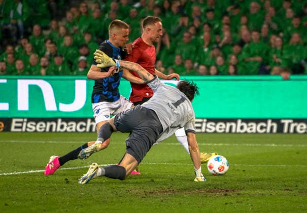 Deutschland: Fussball 2.Bundesliga 2025 2026, 30. Spieltag - Hannover 96 vs SC Paderborn 07 - Heinz von Heiden Arena Stadion (Hannover): Torchance Filip Bilbija (SC Paderborn 07, 7) Nahuel Noll (Hannover 96, 1) Hannover