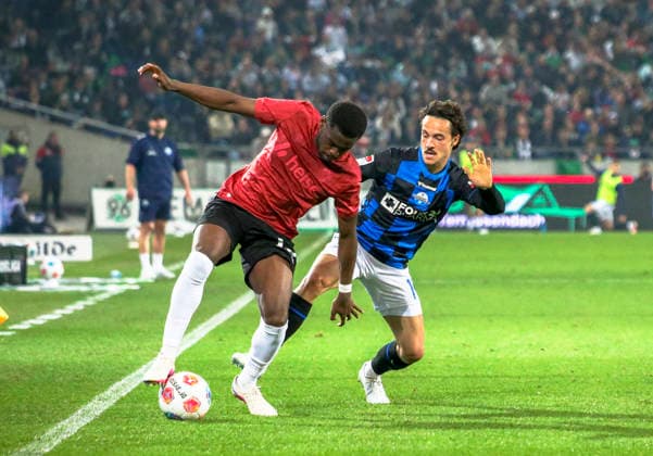 Deutschland: Fussball 2.Bundesliga 2025 2026, 30. Spieltag - Hannover 96 vs SC Paderborn 07 - Heinz von Heiden Arena Stadion (Hannover): im Zweikampf NoÃ«l AsÃ ko Noel Aseko (Hannover 96, 15) Hannover