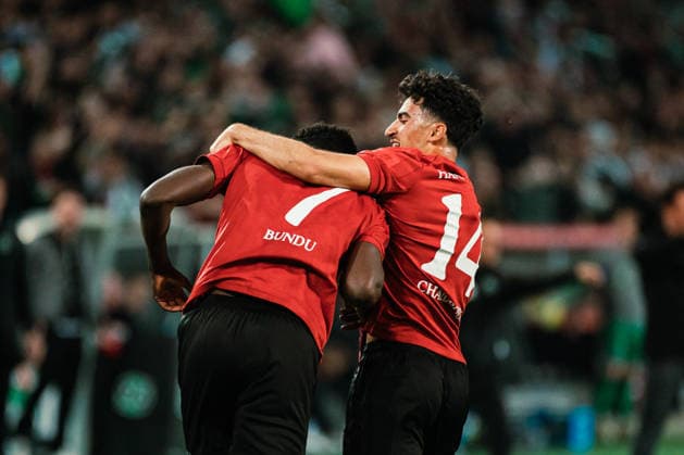 2. Bundesliga: Hannover 96 vs. SC Paderborn, 18.04.2026 TOR, JUBEL zum 1:1 durch Paul Benjamin Sven-Eber Källman (Hannover 96, 9), hier Husseyn Chakroun (Hannover 96, 14) mit Mustapha Bundu (Hannover 96, 7); Fußball, 2. Bundesliga, 30. Spieltag: Hannover 96 vs. SC Paderborn am 18.04.2026 in der Heinz von Heiden Arena, Hannover DFL REGULATIONS PROHIBIT ANY USE OF PHOTOGRAPHS AS IMAGE SEQUENCES AND OR QUASI-VIDEO.