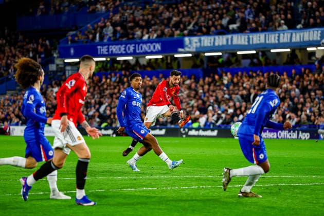 Chelsea v Manchester United, ManU Premier League Bruno Fernandes (8) of Manchester United shoots towards the goal during the Premier League match between Chelsea and Manchester United at Stamford Bridge, London, UK on 18 April 2026. Editorial use only DataCo restrictions apply See www.football-dataco.com , Copyright: xNigelxKeenex PSI-24104-0052