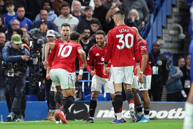 Chelsea v Manchester United, ManU Premier League Manchester United forward Matheus Cunha (10) scores a GOAL 0-1 and celebrates, surf celebration with Manchester United midfielder Bruno Fernandes (8) during the Chelsea v Manchester United Premier League match at Stamford Bridge, London, England on 18 April 2026 Credit: Phil Duncan Every Second Media Editorial use only. All images are copyright Every Second Media Limited. No images may be reproduced without prior permission. All rights reserved. Premier League and Football League images are subject to licensing agreements with Football DataCo Limited. see https: www.football-dataco.com Copyright: xIMAGO EveryxSecondxMediax ESM-1917-0035 PhilxDuncanx xEveryxSecondxMediax