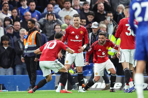 Chelsea v Manchester United, ManU Premier League Manchester United forward Matheus Cunha (10) scores a GOAL 0-1 and celebrates, surf celebration with Manchester United midfielder Bruno Fernandes (8) during the Chelsea v Manchester United Premier League match at Stamford Bridge, London, England on 18 April 2026 Credit: Phil Duncan Every Second Media Editorial use only. All images are copyright Every Second Media Limited. No images may be reproduced without prior permission. All rights reserved. Premier League and Football League images are subject to licensing agreements with Football DataCo Limited. see https: www.football-dataco.com Copyright: xIMAGO EveryxSecondxMediax ESM-1917-0036 PhilxDuncanx xEveryxSecondxMediax