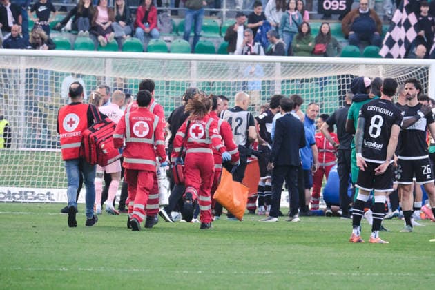 CALCIO - Serie B - Palermo FC vs Cesena FC Palermo, Italy, 18 April 2026. Renzo Barbera Stadium, Palermo vs Cesena, match valid for the 2025 2026 Serie B championship. In the photo: doctors entering for Jonathan Klinsmann s serious injury (Cesena FC) Palermo Italy  Copyright: xIPAxSport ABACAx