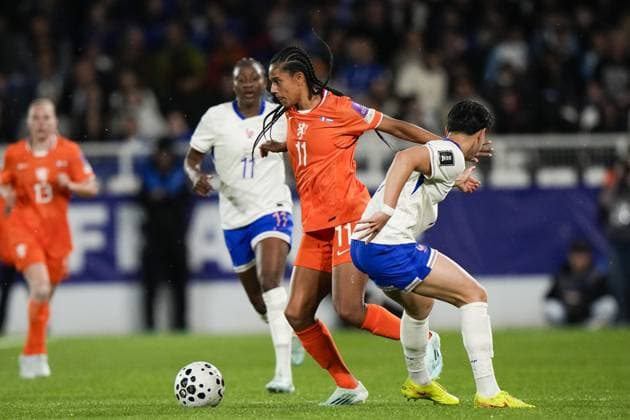 AUXERRE - (lr) Kadidiatou Diani of France, Esmee Brugts of the Netherlands during the World Cup Qualifying match between France (women) and the Netherlands (women) at Stade AbbÃ -Deschamps on 18 April 2026 in Auxerre, France. TOBIAS KLEUVER ANP FIFA Women s World Cup 2027 Qualifier 2025-2026 xVIxANPxSportx xxANPxIVx 556141606 originalFilename: 556141606.jpg