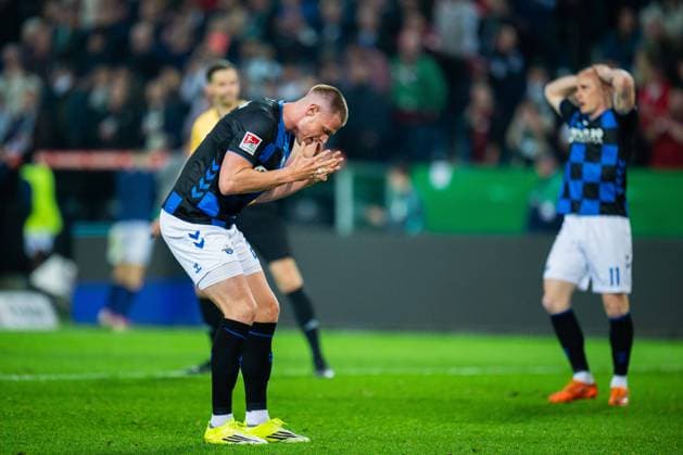 18.04.2026 - Fußball, 2025 2026, 2. Bundesliga, 30. Spieltag, Hannover 96 - SC Paderborn 07: (L-R) Steffen Tigges (Paderborn), Sven Michel (Paderborn) DFL REGULATIONS PROHIBIT ANY USE OF PHOTOGRAPHS AS IMAGE SEQUENCES AND OR QUASI-VIDEO.