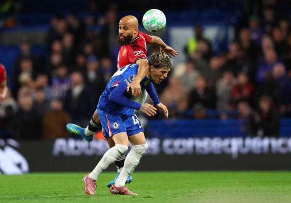 London, England, 18th April 2026. Bryan Mbeumo of Manchester United, ManU and Alejandro Garnacho of Chelsea challenge for the ball during the Chelsea vs Manchester United Premier League match at Stamford Bridge, London. Picture credit should read: Paul Terry Sportimage EDITORIAL USE ONLY. No use with unauthorised audio, video, data, fixture lists, club league logos or live services. Online in-match use limited to 120 images, no video emulation. No use in betting, games or single club league player publications. SPI_038_PT_Chelsea_Man_Utd SPI-4701-0038