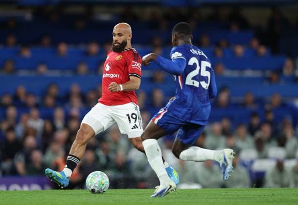 Premier League - Chelsea FC v Manchester United, ManU FC LONDON, ENGLAND, APRIL 18: Bryan Mbeumo of Manchester United battles for the ball with Moises Caicedo of Chelsea during the match between Chelsea FC and Manchester United FC in the Premier League match at Stamford Bridge Stadium in London, England, on April 18. (Photo by Daniel Weir) London Stamford Bridge Stadium England Copyright: xDanielxWeir SportsxPressxPhotox Sportspressphoto_SPR132483