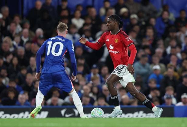 Premier League - Chelsea FC v Manchester United, ManU FC LONDON, ENGLAND, APRIL 18: Ayden Heaven of Manchester United battles for the ball with Cole Palmer of Chelsea during the match between Chelsea FC and Manchester United FC in the Premier League match at Stamford Bridge Stadium in London, England, on April 18. (Photo by Daniel Weir) London Stamford Bridge Stadium England Copyright: xDanielxWeir SportsxPressxPhotox Sportspressphoto_SPR132485