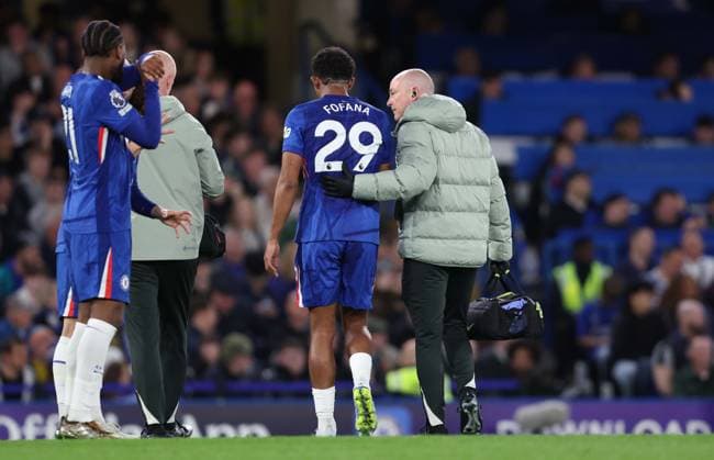 LONDON, ENGLAND, APRIL 18: Wesley Fofana of Chelsea goes down injured and receives medical treatment before being substituted off the pitch injured during the match between Chelsea FC and Manchester United, ManU FC in the Premier League match at Stamford Bridge Stadium in London, England, on April 18. (Photo by Daniel Weir) Copyright: xDanielxWeir SportsxPressxPhotox Sportspressphoto_SPR132492