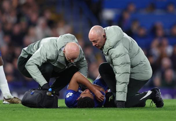 Premier League - Chelsea FC v Manchester United, ManU FC LONDON, ENGLAND, APRIL 18: Wesley Fofana of Chelsea goes down injured and receives medical treatment before being substituted off the pitch injured during the match between Chelsea FC and Manchester United FC in the Premier League match at Stamford Bridge Stadium in London, England, on April 18. (Photo by Daniel Weir) London Stamford Bridge Stadium England Copyright: xDanielxWeir SportsxPressxPhotox Sportspressphoto_SPR132488
