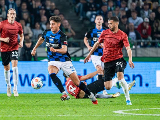 Stefano Marino (SC Paderborn, 30) im Zweikampf gegen Waniss Taibi (Hannover 96, 26) Hannover 96 vs. SC Paderborn, Fussball, 2. Bundesliga, 30. Spieltag, Saison 2025 2026, 18.04.2026 DFL REGULATIONS PROHIBIT ANY USE OF PHOTOGRAPHS AS IMAGE SEQUENCES AND OR QUASI-VIDEO, Hannover 96 vs. SC Paderborn, Fussball, 2. Bundesliga, 30. Spieltag, Saison 2025 2026, 18.04.2026 Hannover
