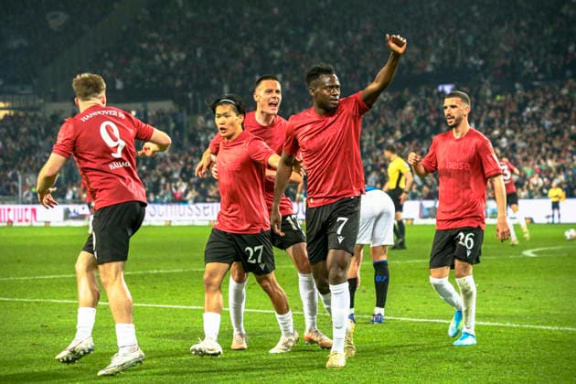 Deutschland: Fussball 2.Bundesliga 2025 2026, 30. Spieltag - Hannover 96 vs SC Paderborn 07 - Heinz von Heiden Arena Stadion (Hannover): Tor und Torjubel zum Benjamin Källman Benjamin Kallman (Hannover 96, 9) Mustapha Bundu (Hannover 96, 7) Hannover