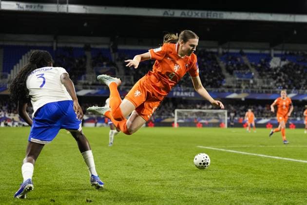 AUXERRE - (lr) Thiniba Samoura of France, Lotte Keukelaar of the Netherlands during the World Cup Qualifying match between France (women) and the Netherlands (women) at Stade AbbÃ -Deschamps on 18 April 2026 in Auxerre, France. TOBIAS KLEUVER ANP FIFA Women s World Cup 2027 Qualifier 2025-2026 xVIxANPxSportx xxANPxIVx 556143567 originalFilename: 556143567.jpg