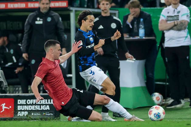Bastian Allgeier (Hannover 96) und Mika Baur (SC Paderborn 07) kaempfen um den Ball, 2. Bundesliga, Hannover 96 v SC Paderborn 07, Heinz von Heiden Arena am 18. April 2026 in Hannover, Deutschland. (Foto von Marco Steinbrenner DeFodi Images) Bastian Allgeier (Hannover 96) und Mika Baur (SC Paderborn 07) battle for the ball, 2. Bundesliga, Hannover 96 v SC Paderborn 07, Heinz von Heiden Arena, April 18, 2026 in Hanover, Germany. (Photo by Marco Steinbrenner DeFodi Images) -