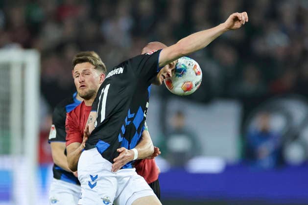 Enzo Leopold (Hannover 96) und Sven Michel (SC Paderborn 07) kaempfen um den Ball, 2. Bundesliga, Hannover 96 v SC Paderborn 07, Heinz von Heiden Arena am 18. April 2026 in Hannover, Deutschland. (Foto von Marco Steinbrenner DeFodi Images) Enzo Leopold (Hannover 96) und Sven Michel (SC Paderborn 07) battle for the ball, 2. Bundesliga, Hannover 96 v SC Paderborn 07, Heinz von Heiden Arena, April 18, 2026 in Hanover, Germany. (Photo by Marco Steinbrenner DeFodi Images) -
