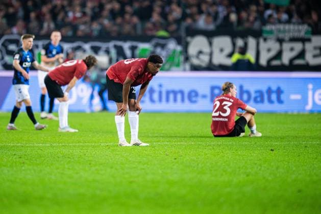 18.04.2026 - Fußball, 2025 2026, 2. Bundesliga, 30. Spieltag, Hannover 96 - SC Paderborn 07: (L-R) Ime Okon (Hannover), Stefan Teitur Thordarson (Hannover) DFL REGULATIONS PROHIBIT ANY USE OF PHOTOGRAPHS AS IMAGE SEQUENCES AND OR QUASI-VIDEO.