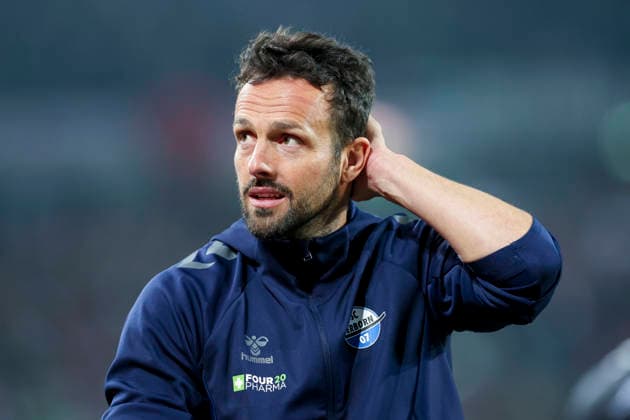 Trainer Ralf Kettemann (SC Paderborn 07) schaut, 2. Bundesliga, Hannover 96 v SC Paderborn 07, Heinz von Heiden Arena am 18. April 2026 in Hannover, Deutschland. (Foto von Marco Steinbrenner DeFodi Images) Trainer Ralf Kettemann (SC Paderborn 07) looks on, 2. Bundesliga, Hannover 96 v SC Paderborn 07, Heinz von Heiden Arena, April 18, 2026 in Hanover, Germany. (Photo by Marco Steinbrenner DeFodi Images) -