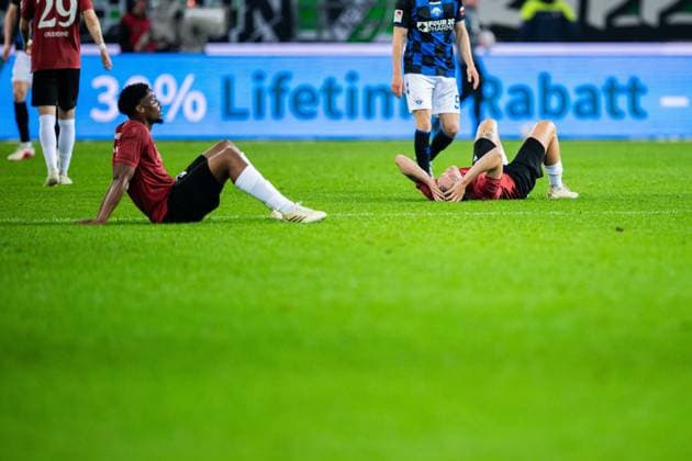 18.04.2026 - Fußball, 2025 2026, 2. Bundesliga, 30. Spieltag, Hannover 96 - SC Paderborn 07: (L-R) Ime Okon (Hannover), Stefan Teitur Thordarson (Hannover) DFL REGULATIONS PROHIBIT ANY USE OF PHOTOGRAPHS AS IMAGE SEQUENCES AND OR QUASI-VIDEO.