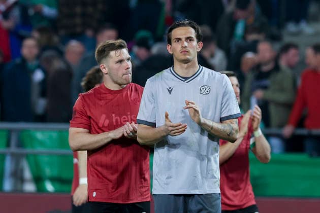 Benjamin Kaellmann (Hannover 96) und Torhueter Nahuel Noll (Hannover 96) schauen enttaeuscht, 2. Bundesliga, Hannover 96 v SC Paderborn 07, Heinz von Heiden Arena am 18. April 2026 in Hannover, Deutschland. (Foto von Marco Steinbrenner DeFodi Images) Benjamin Kaellmann (Hannover 96) und Torhueter Nahuel Noll (Hannover 96) look dejected, 2. Bundesliga, Hannover 96 v SC Paderborn 07, Heinz von Heiden Arena, April 18, 2026 in Hanover, Germany. (Photo by Marco Steinbrenner DeFodi Images) -