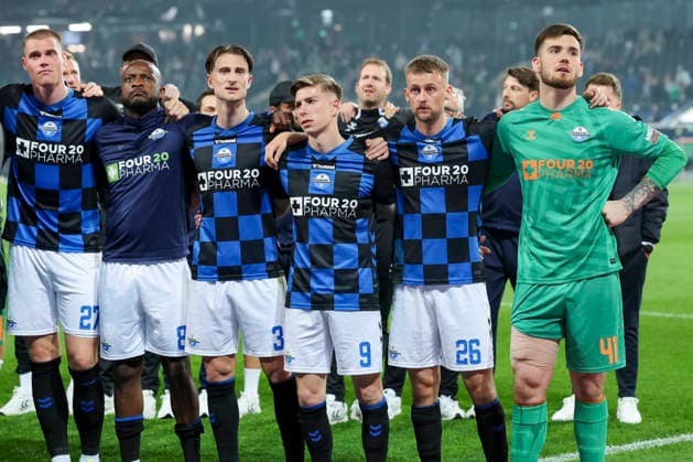 Steffen Tigges (SC Paderborn 07), David Kinsombi (SC Paderborn 07), Jonah Sticker (SC Paderborn 07), Nick Baetzner (SC Paderborn 07), Sebastian Klaas (SC Paderborn 07) und Torhueter Dennis Seimen (SC Paderborn 07) schauen enttaeuscht, 2. Bundesliga, Hannover 96 v SC Paderborn 07, Heinz von Heiden Arena am 18. April 2026 in Hannover, Deutschland. (Foto von Marco Steinbrenner DeFodi Images) Steffen Tigges (SC Paderborn 07), David Kinsombi (SC Paderborn 07), Jonah Sticker (SC Paderborn 07), Nick Baetzner (SC Paderborn 07), Sebastian Klaas (SC Paderborn 07) und Torhueter Dennis Seimen (SC Paderborn 07) look dejected, 2. Bundesliga, Hannover 96 v SC Paderborn 07, Heinz von Heiden Arena, April 18, 2026 in Hanover, Germany. (Photo by Marco Steinbrenner DeFodi Images) -