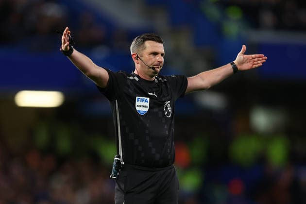 London, England, 18th April 2026. Referee Michael Oliver during the Chelsea vs Manchester United, ManU Premier League match at Stamford Bridge, London. Picture credit should read: Paul Terry SportimageLondon, England, 18th April 2026. during the Chelsea vs Manchester United Premier League match at Stamford Bridge, London. Picture credit should read: Paul Terry Sportimage EDITORIAL USE ONLY. No use with unauthorised audio, video, data, fixture lists, club league logos or live services. Online in-match use limited to 120 images, no video emulation. No use in betting, games or single club league player publications. SPI_042_PT_Chelsea_Man_Utd SPI-4701-0042