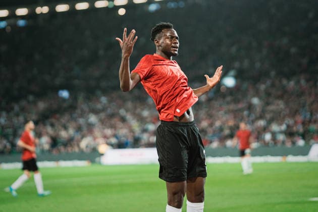 2. Bundesliga: Hannover 96 vs. SC Paderborn, 18.04.2026 Mustapha Bundu (Hannover 96, 7) feuert die Fans an; Fußball, 2. Bundesliga, 30. Spieltag: Hannover 96 vs. SC Paderborn am 18.04.2026 in der Heinz von Heiden Arena, Hannover DFL REGULATIONS PROHIBIT ANY USE OF PHOTOGRAPHS AS IMAGE SEQUENCES AND OR QUASI-VIDEO.