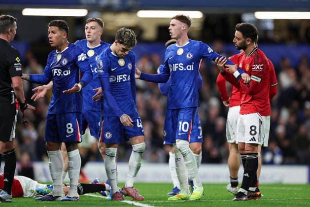 Chelsea v Manchester United, ManU Premier League Chelsea forward Cole Palmer (10) Chelsea midfielder Enzo Fernandez (8) protest during the Chelsea v Manchester United Premier League match at Stamford Bridge, London, England on 18 April 2026 Credit: Phil Duncan Every Second Media Editorial use only. All images are copyright Every Second Media Limited. No images may be reproduced without prior permission. All rights reserved. Premier League and Football League images are subject to licensing agreements with Football DataCo Limited. see https: www.football-dataco.com Copyright: xIMAGO EveryxSecondxMediax ESM-1917-0042 PhilxDuncanx xEveryxSecondxMediax