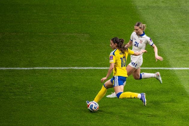260418 Rosa Kafaji of Sweden and Zivana Stupar of Serbia during the FIFA Women s World Cup Qualifier football match between Sweden and Serbia on April 18, 2026 in Stockholm. Photo: Johanna Säll BILDBYRAN kod JL JZ0701 fotboll football soccer fotball vm-kval kval fifa womens world cup qualifier qualifier sverige sweden serbien serbia dam bbeng women kvinner Copyright: JOHANNAxSÄLL BB260418ZX056