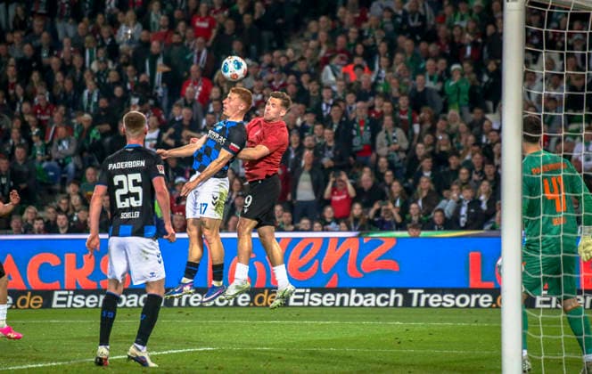 Deutschland: Fussball 2.Bundesliga 2025 2026, 30. Spieltag - Hannover 96 vs SC Paderborn 07 - Heinz von Heiden Arena Stadion (Hannover): Torchance Benjamin Källman Benjamin Kallman (Hannover 96, 9) Hannover