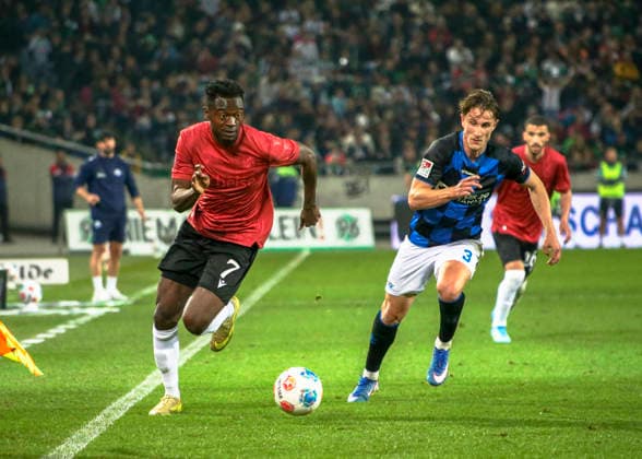 Deutschland: Fussball 2.Bundesliga 2025 2026, 30. Spieltag - Hannover 96 vs SC Paderborn 07 - Heinz von Heiden Arena Stadion (Hannover): Mustapha Bundu (Hannover 96, 7) Jonah Sticker (SC Paderborn 07, 3) Hannover