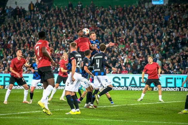 Deutschland: Fussball 2.Bundesliga 2025 2026, 30. Spieltag - Hannover 96 vs SC Paderborn 07 - Heinz von Heiden Arena Stadion (Hannover): Torchance Ime Okon (Hannover 96, 20) Hannover