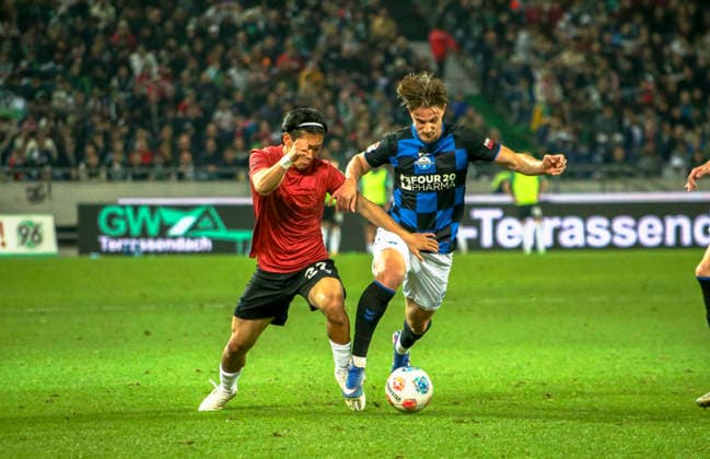 Deutschland: Fussball 2.Bundesliga 2025 2026, 30. Spieltag - Hannover 96 vs SC Paderborn 07 - Heinz von Heiden Arena Stadion (Hannover): Hayate Matsuda (Hannover 96, 27) Jonah Sticker (SC Paderborn 07, 3) Hannover
