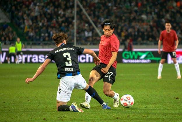 Deutschland: Fussball 2.Bundesliga 2025 2026, 30. Spieltag - Hannover 96 vs SC Paderborn 07 - Heinz von Heiden Arena Stadion (Hannover): Hayate Matsuda (Hannover 96, 27) Jonah Sticker (SC Paderborn 07, 3) Hannover