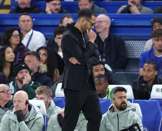 Premier League - Chelsea FC v Manchester United, ManU FC LONDON, ENGLAND, APRIL 18: Liam Rosenior Manager of Chelsea looks disappointed & dejected during the match between Chelsea FC and Manchester United FC in the Premier League match at Stamford Bridge Stadium in London, England, on April 18. (Photo by Daniel Weir) London Stamford Bridge Stadium England Copyright: xDanielxWeir SportsxPressxPhotox Sportspressphoto_SPR132578