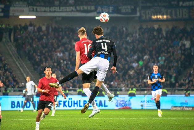 Deutschland: Fussball 2.Bundesliga 2025 2026, 30. Spieltag - Hannover 96 vs SC Paderborn 07 - Heinz von Heiden Arena Stadion (Hannover): Calvin Brackelmann (SC Paderborn 07, 4) Havard Nielsen Havard Nielsen (Hannover 96, 16) Hannover