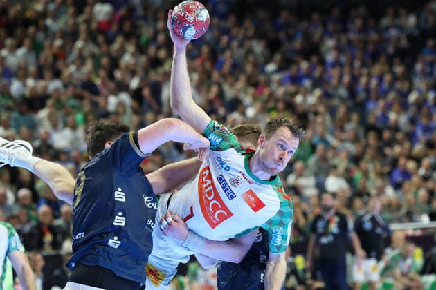 GER, Lanxess Arena Koeln, HBL, LIDL FINAL4, Men, 2. Halbfinale: bergischer HC vs. SC Magdeburg 18.04.2026, Lanxess Arena , Koeln , GER, Lanxess Arena Koeln, HBL, LIDL FINAL4, Men, 2. Halbfinale: bergischer HC vs. SC Magdeburg, im Bild: Felix Claar (SC Magdeburg 7), im Zweikampf gegen Aron Seesing (BHC 49),