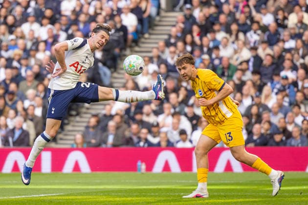 Tottenham Hotspur v Brighton and Hove Albion, Premier League, Football, Tottenham Hotspur Stadium, London, UK - 18 Apr 2026 Conor Gallagher of Tottenham Hotspur (22) clears the ball London Tottenham Hotspur Stadium Tottenham GBR, UK NEWSPAPERS OUT Copyright: xEllixBirchx