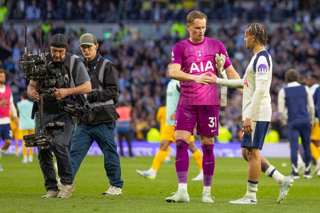 Tottenham Hotspur v Brighton and Hove Albion, Premier League, Football, Tottenham Hotspur Stadium, London, UK - 18 Apr 2026 Goalkeeper Antonin Kinsky of Tottenham Hotspur (31) and Xavi Simons of Tottenham Hotspur (7) at full time London Tottenham Hotspur Stadium Tottenham GBR, UK NEWSPAPERS OUT Copyright: xEllixBirchx