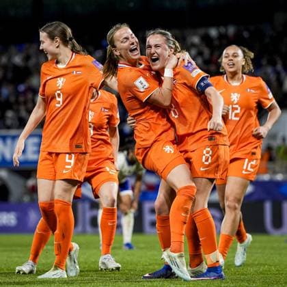 AUXERRE - (lr) Lynn Wilms of the Netherlands, Wieke Kaptein of the Netherlands celebrate the 1-1 during the World Cup Qualifying match between France (women) and the Netherlands (women) at Stade AbbÃ -Deschamps on 18 April 2026 in Auxerre, France. TOBIAS KLEUVER ANP FIFA Women s World Cup 2027 Qualifier 2025-2026 xVIxANPxSportx xxANPxIVx 556154287 originalFilename: 556154287.jpg