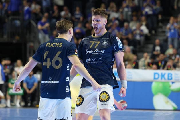 GER, Lanxess Arena Koeln, HBL, LIDL FINAL4, Men, 2. Halbfinale: bergischer HC vs. SC Magdeburg 18.04.2026, Lanxess Arena , Koeln , GER, Lanxess Arena Koeln, HBL, LIDL FINAL4, Men, 2. Halbfinale: bergischer HC vs. SC Magdeburg, im Bild: Johannes Wasielewski (BHC 77), der Torschuetze bejubelt seinen Treffer mit Julian Fuchs (BHC 46),