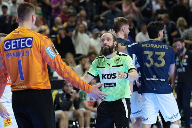 GER, Lanxess Arena Koeln, HBL, LIDL FINAL4, Men, 2. Halbfinale: bergischer HC vs. SC Magdeburg 18.04.2026, Lanxess Arena , Koeln , GER, Lanxess Arena Koeln, HBL, LIDL FINAL4, Men, 2. Halbfinale: bergischer HC vs. SC Magdeburg, im Bild: Sergey Hernandez Torwart (SC Magdeburg 1), diskutiert mit dem Schiedsrichter